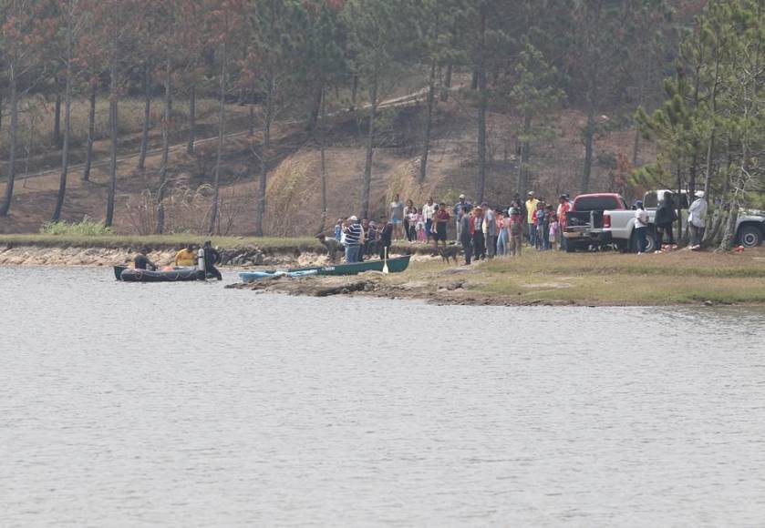 Una falla en la lancha provocó que día de paseo se tornara tragedia: madre e hijo mueren en laguna de Monte Redondo