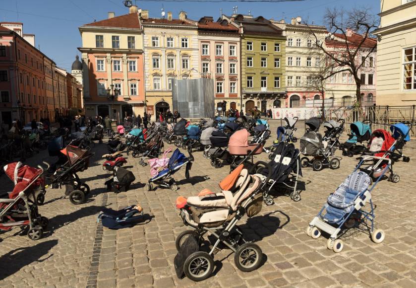 ¡Desgarrador! Decenas de coches en plaza de Ucrania en honor a los bebés muertos en el conflicto