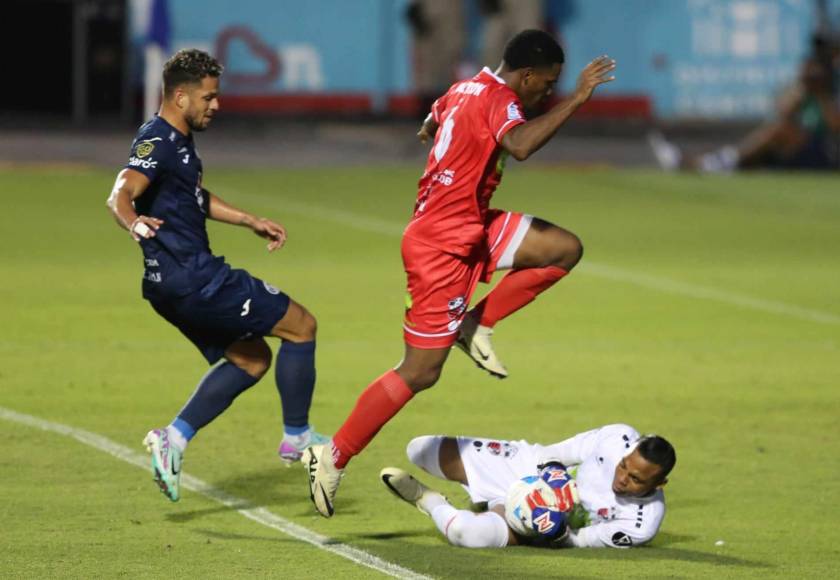 Auzmendi manda beso a su novia en las gradas y la fiesta de Motagua en el Nacional