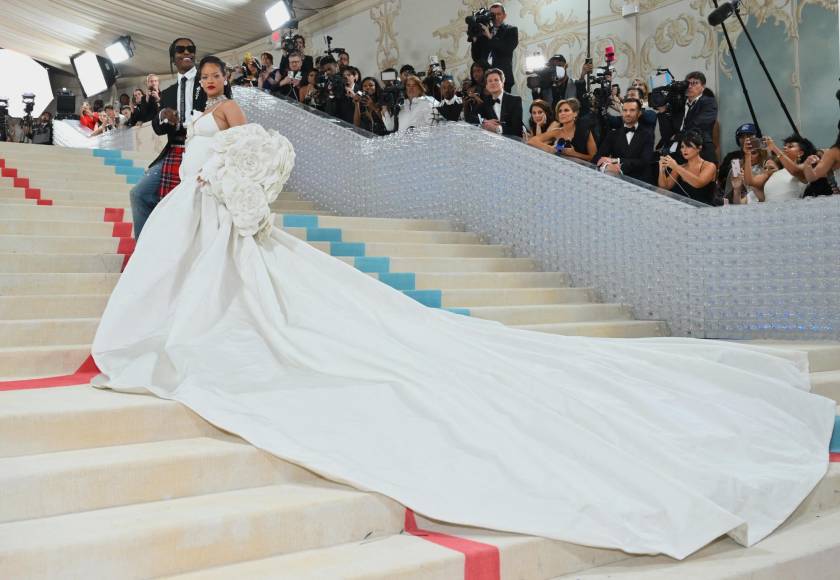 Rihanna, criticada por llegar tarde, lució espectacular en la Met Gala 2023