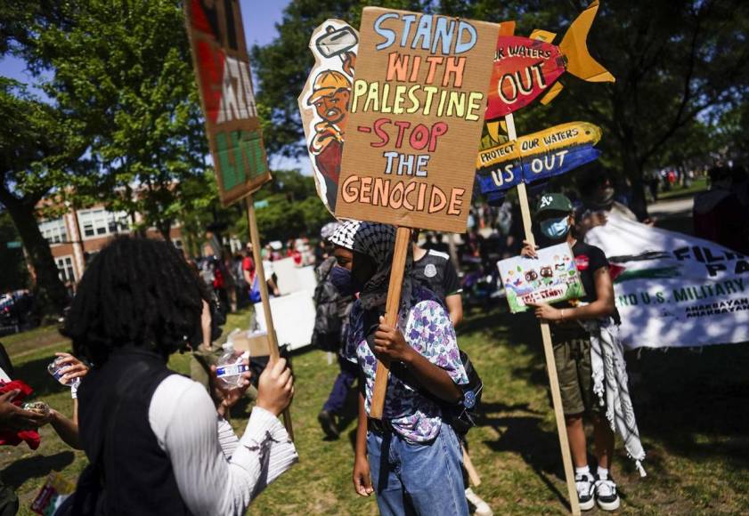 Protesta multitudinaria pide a Harris en Chicago un cambio por Gaza