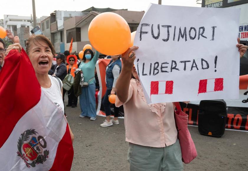 Alberto Fujimori sale de prisión y se reúne con sus hijos