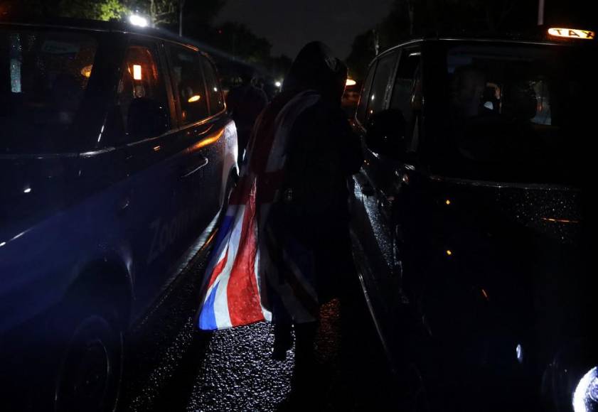 Lágrimas, silencio y el himno “God save the Queen” frente al palacio de Buckingham tras muerte de Isabel II