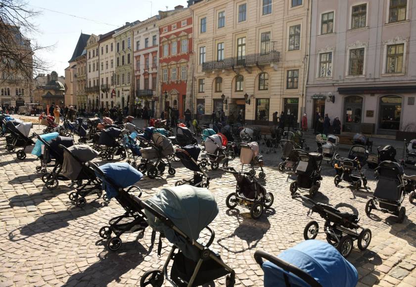 ¡Desgarrador! Decenas de coches en plaza de Ucrania en honor a los bebés muertos en el conflicto