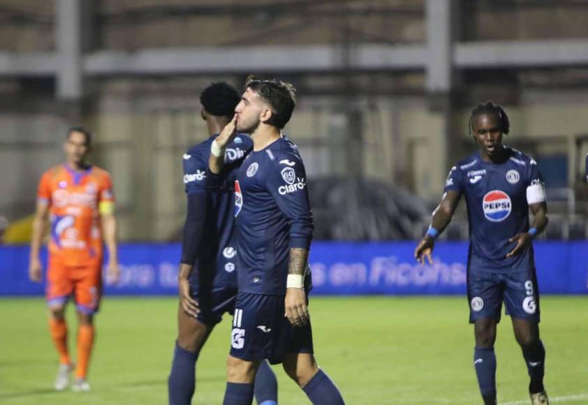 Beso de Auzmendi a aficionada y el niño que debutó con el Motagua