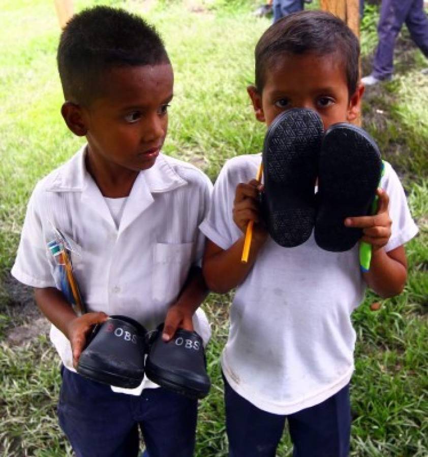 Llevamos pupitres a dos escuelas de la periferia del Distrito Central