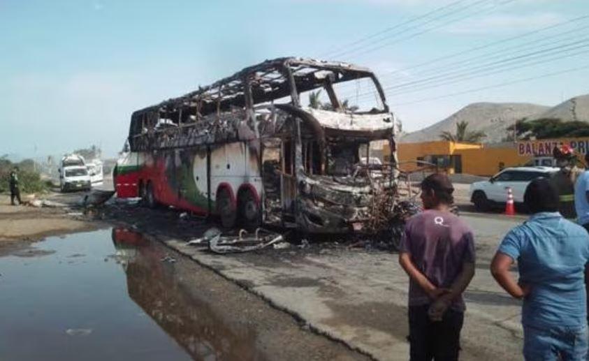 Impactantes imágenes tras choque entre bus y mototaxi en Perú; hay 10 muertos