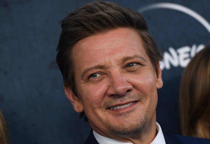 Con bastón, así llegó Jeremy Renner a su primera alfombra roja tras trágico accidente