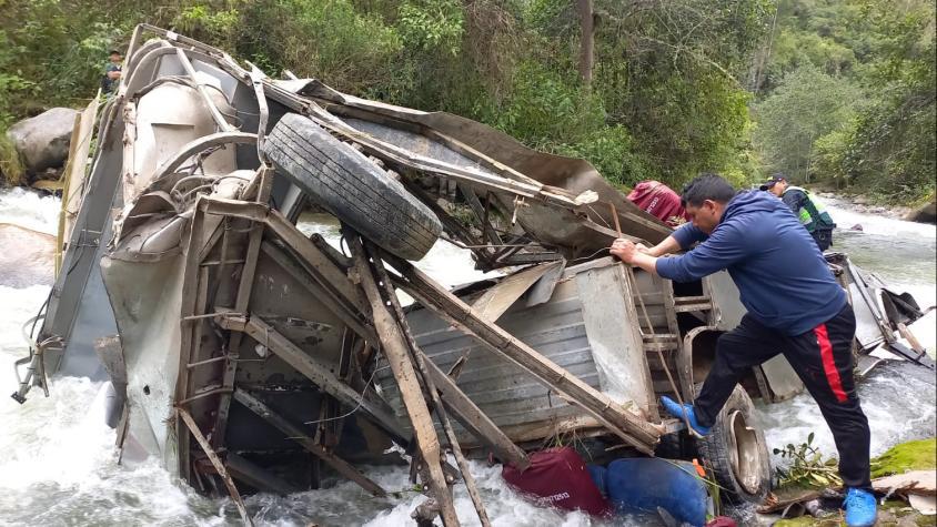 ¡Tragedia! Unos 23 muertos deja caída de un bus a un abismo en Perú