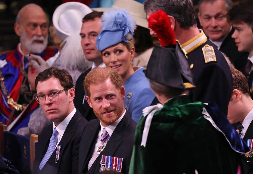 Solo y con una sonrisa: así asistió el príncipe Harry a la coronación de Carlos III