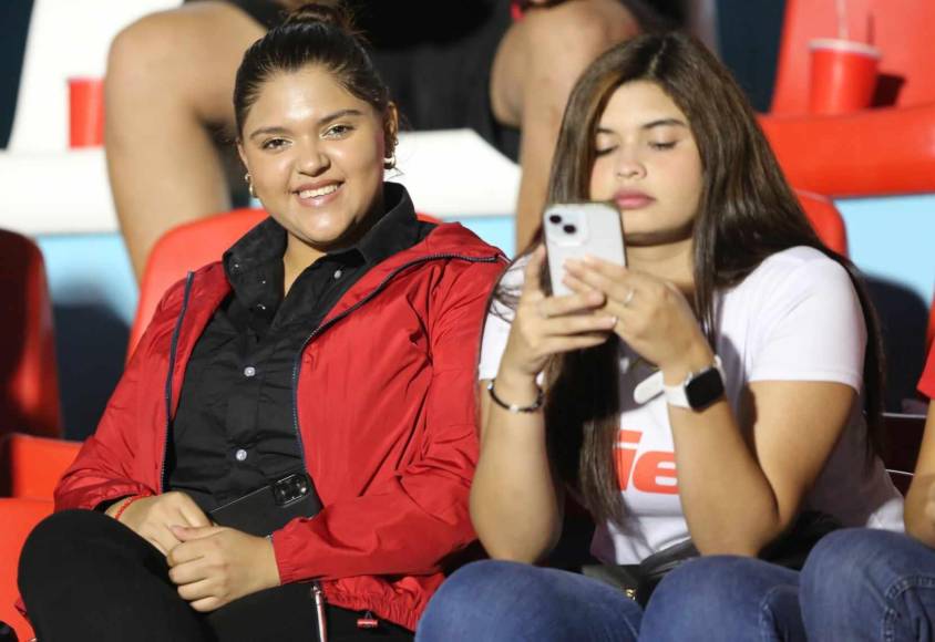 ¡Hermosas! Las bellas damas que engalanan la previa del Honduras vs Trinidad y Tobago