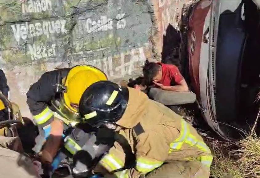 Lamentable escena: destrozos del volcamiento en carretera al sur que provocó tres muertes