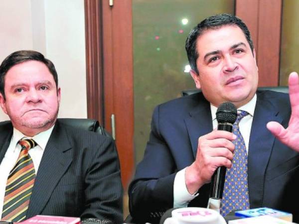 El presidente de la Corte Suprema de Justicia, Jorge Rivera, junto al presidente de la República, Juan Orlando Hernández.