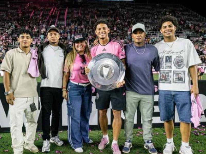 La familia de David Ruiz celebrando la obtención del titulo.