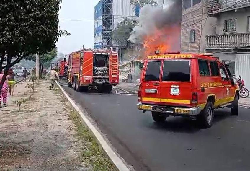 Las imágenes del incendio que consumió tres viviendas en colonia El Progreso