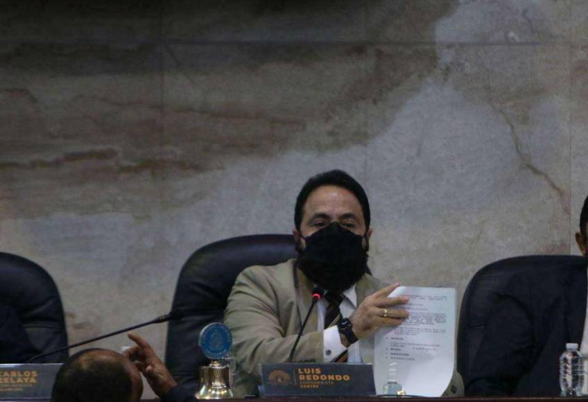 Redondo lo negó, pero su asistente lo repartió: entregan jugoso bono navideño a diputados de Honduras