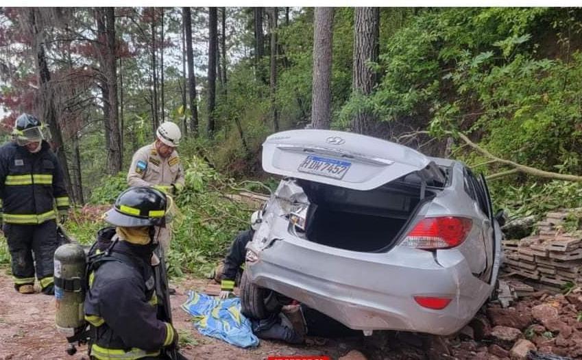 Las imágenes del fatal accidente vial donde murió una empleada de Hondutel en Valle de Ángeles