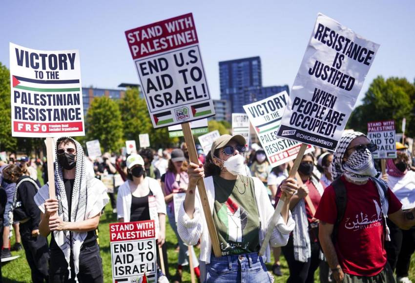 Protesta multitudinaria pide a Harris en Chicago un cambio por Gaza