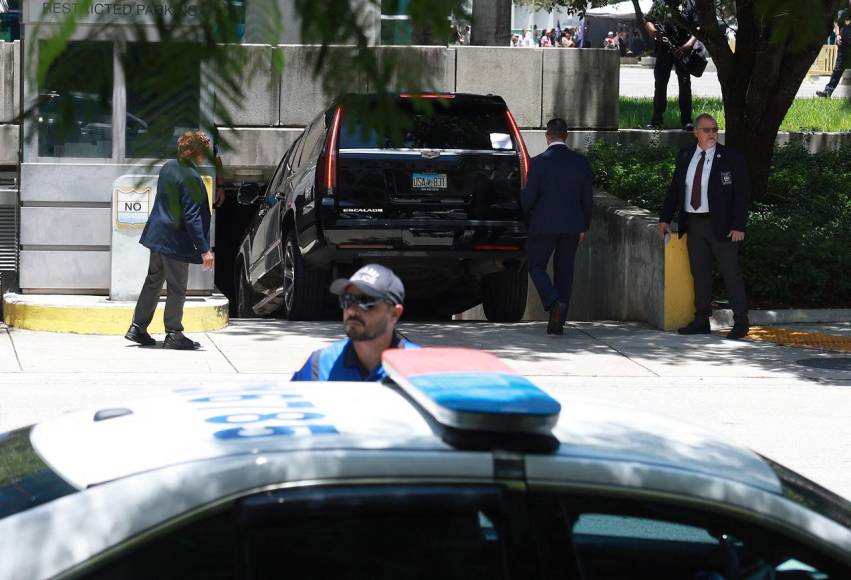 En caravana y sin ser captado por las cámaras llegó Trump a la corte de Miami