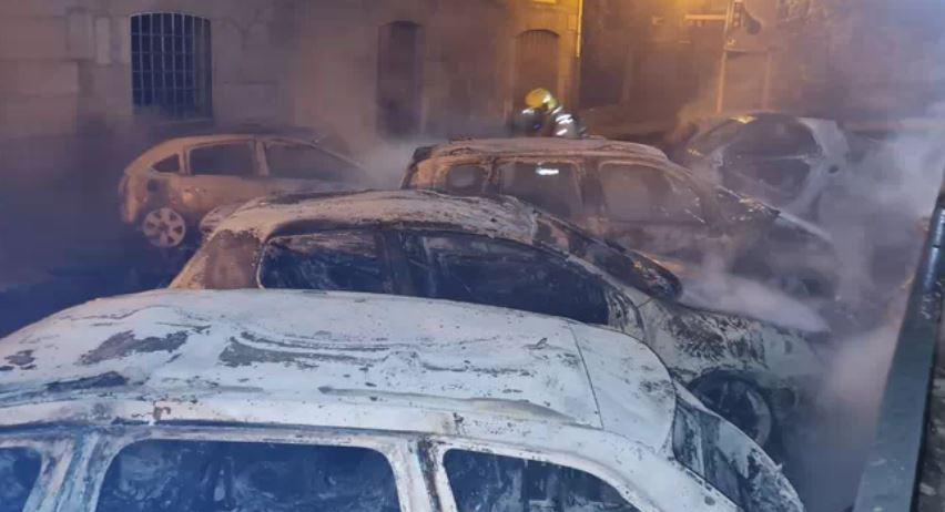 “Pudo haber una tragedia. No tiene perdón”: mujer incendia 21 carros a sus vecinos en España