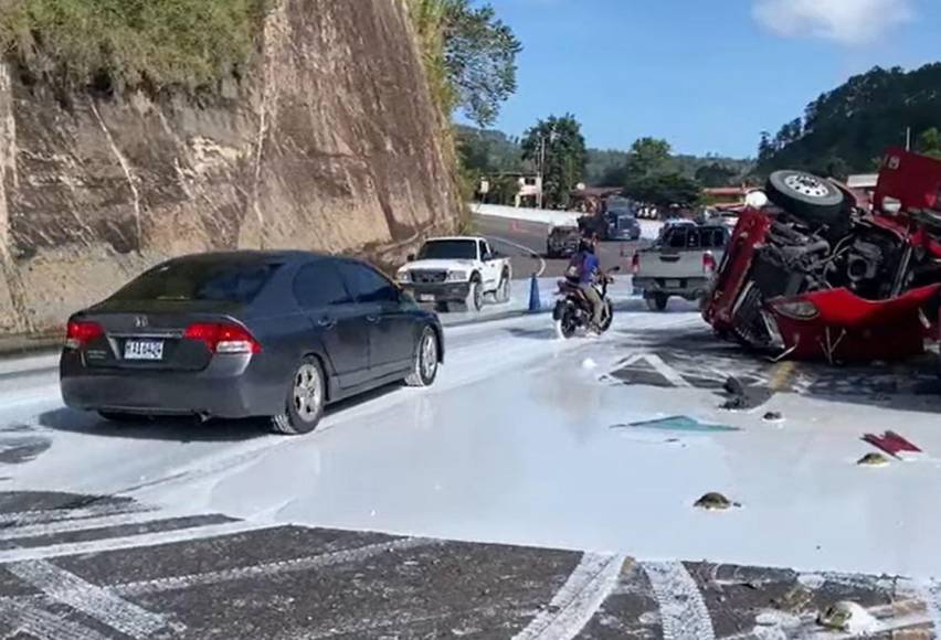 Un conductor atrapado y cuantiosos daños materiales: lo que dejó el accidente en la curva de Taulabé