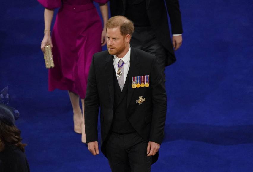 Solo y con una sonrisa: así asistió el príncipe Harry a la coronación de Carlos III