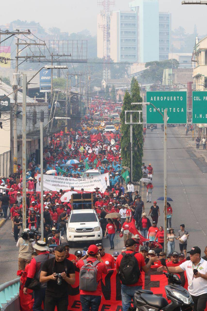 Los trabajadores demandaron aumentos salariales, reformas laborales y mejores jubilaciones durante la movilización.