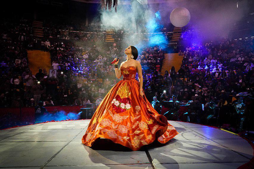 FOTOS: ¿Cuánto cuestan y quién hace los espectaculares vestidos de Ángela Aguilar?