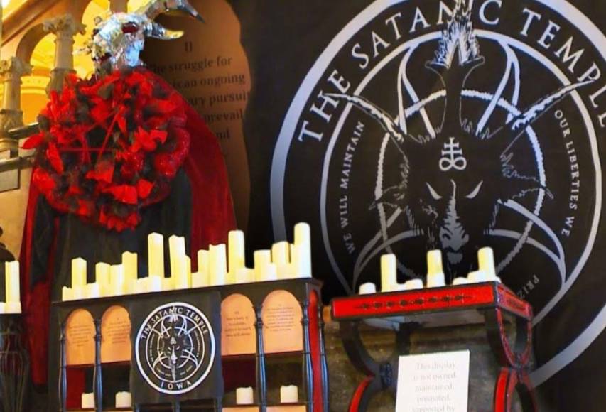 Malvado y repugnante: instalan altar satánico navideño en Capitolio