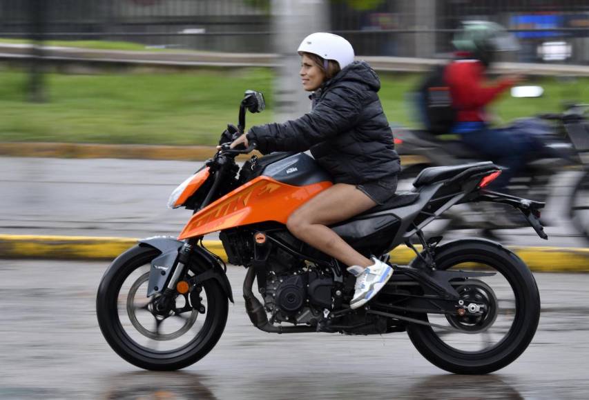 Prudencia al volante: las mujeres marcan la diferencia en el manejo de motocicletas