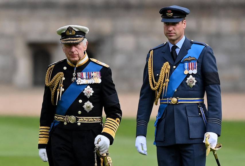 Los cambios del rey Carlos III en la monarquía tras suspenderse el luto por Isabel II