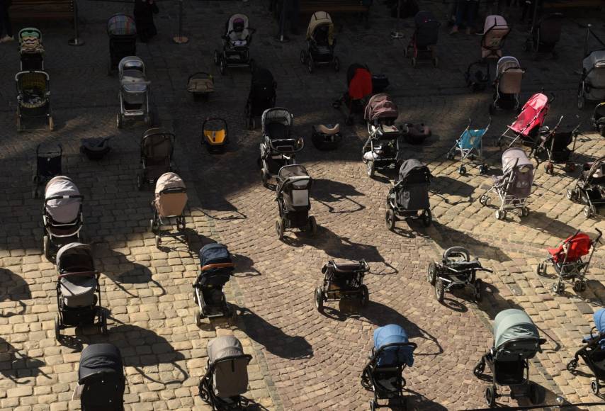 ¡Desgarrador! Decenas de coches en plaza de Ucrania en honor a los bebés muertos en el conflicto