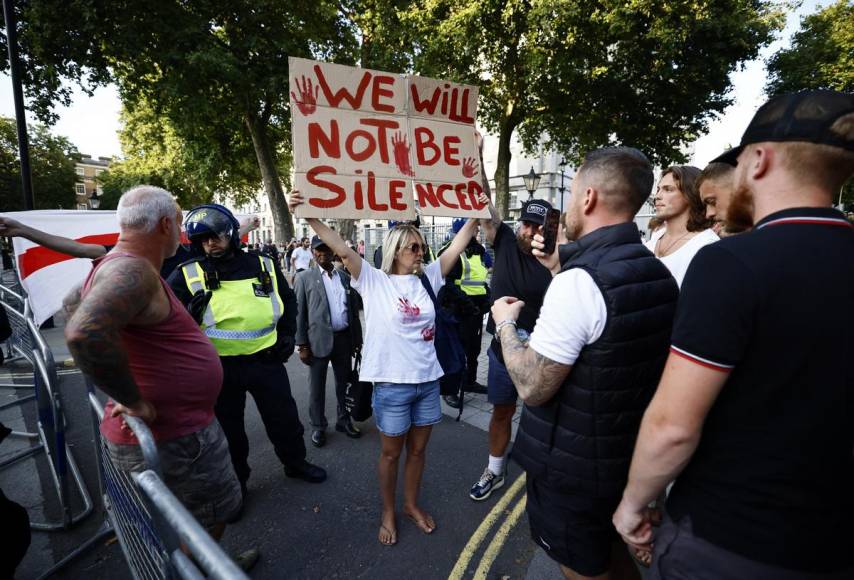 Estallan enfrentamientos tras muerte de tercera niña en ataque en Inglaterra