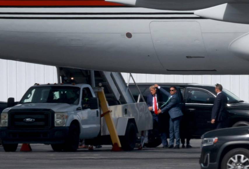 Sonriente, así salió Donald Trump de la corte de Miami tras audiencia