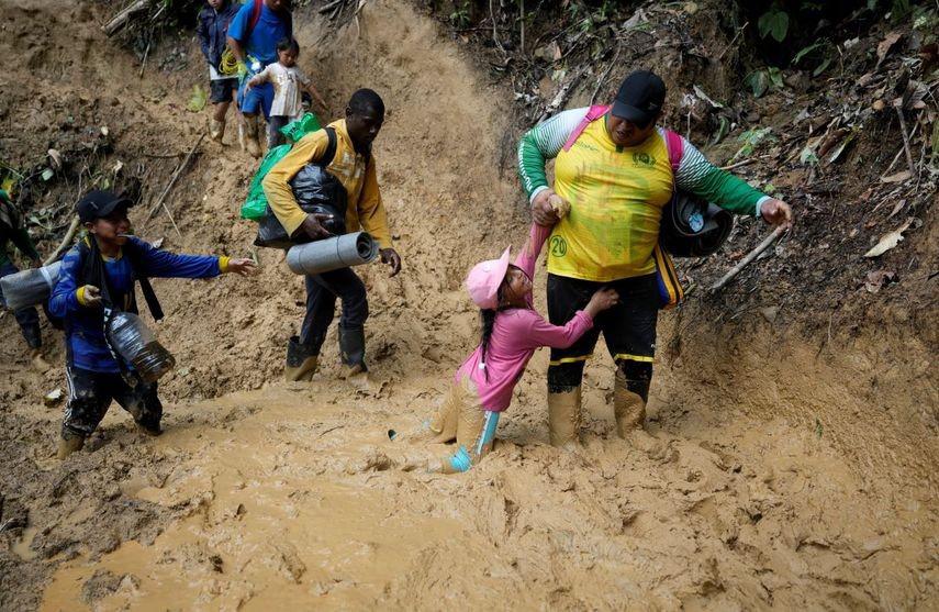 “He visto a mamás dejar a sus hijos ahí”: crudos relatos del tapón del Darién, la selva donde Dios no entra