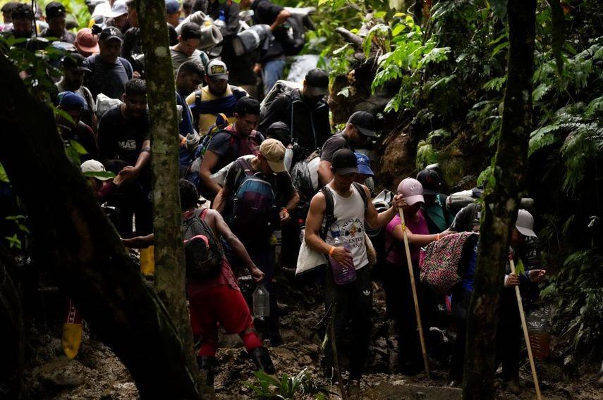 “He visto a mamás dejar a sus hijos ahí”: crudos relatos del tapón del Darién, la selva donde Dios no entra