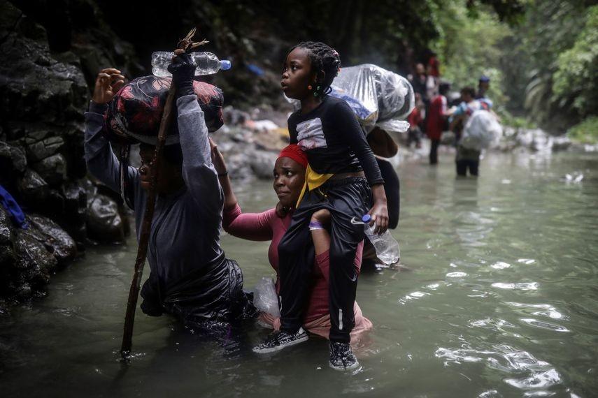 “He visto a mamás dejar a sus hijos ahí”: crudos relatos del tapón del Darién, la selva donde Dios no entra