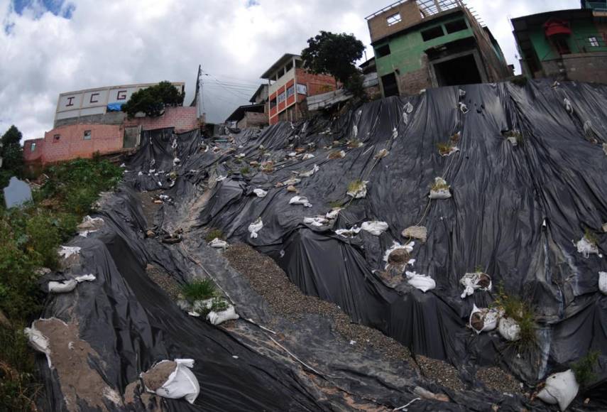 Desolación y pesar, lo único que queda a un año del derrumbe en la colonia Guillén de la capital