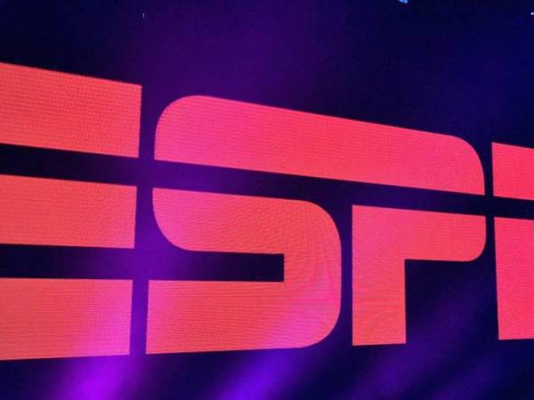 La cadena internacional ESPN le puso fin a la etapa de dos famosos periodistas en una decisión que ha generado diversos comentarios en las redes sociales