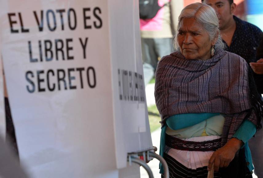 Mexicanos acuden a las casillas a votar en las elecciones 2024