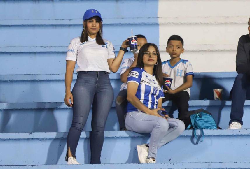 ¡Bellezas! El Nacional se llena de lindas chicas para el Honduras ante Jamaica