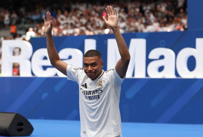 Mbappé imitó a Cristiano Ronaldo en su presentación con Real Madrid y el regalo de Florentino