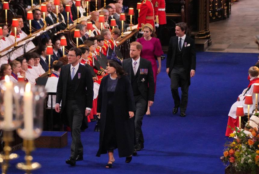 Solo y con una sonrisa: así asistió el príncipe Harry a la coronación de Carlos III