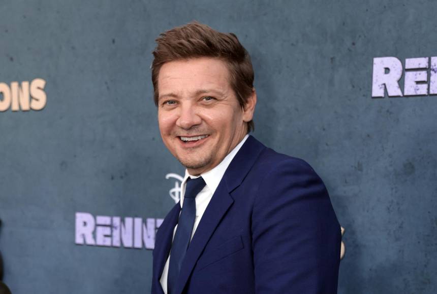 Con bastón, así llegó Jeremy Renner a su primera alfombra roja tras trágico accidente