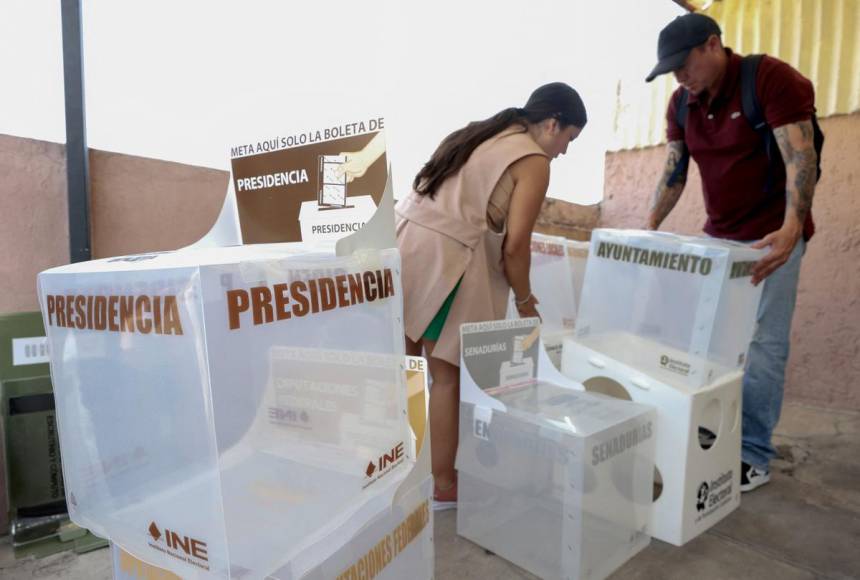 Mexicanos acuden a las casillas a votar en las elecciones 2024