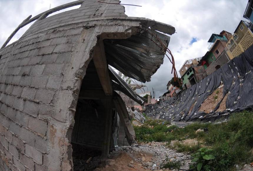 Desolación y pesar, lo único que queda a un año del derrumbe en la colonia Guillén de la capital