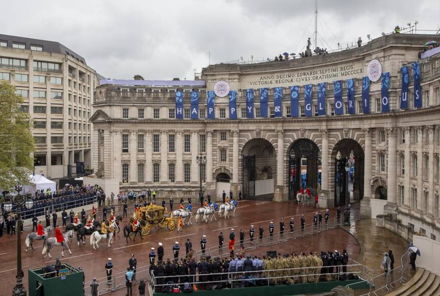 Carlos III: las imágenes del mayor desfile militar en 70 años