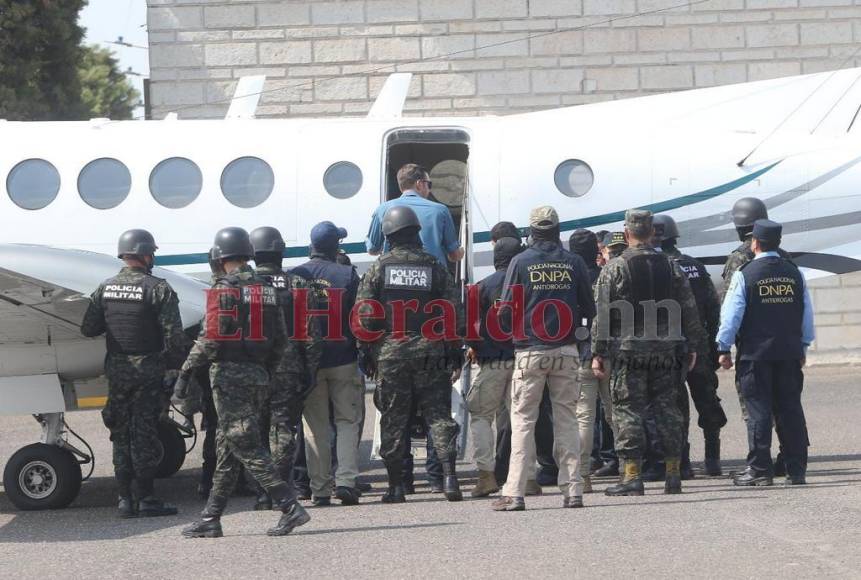 EN FOTOS: Seis agentes de la DEA custodiaron a JOH al avión que lo trasladó a EEUU