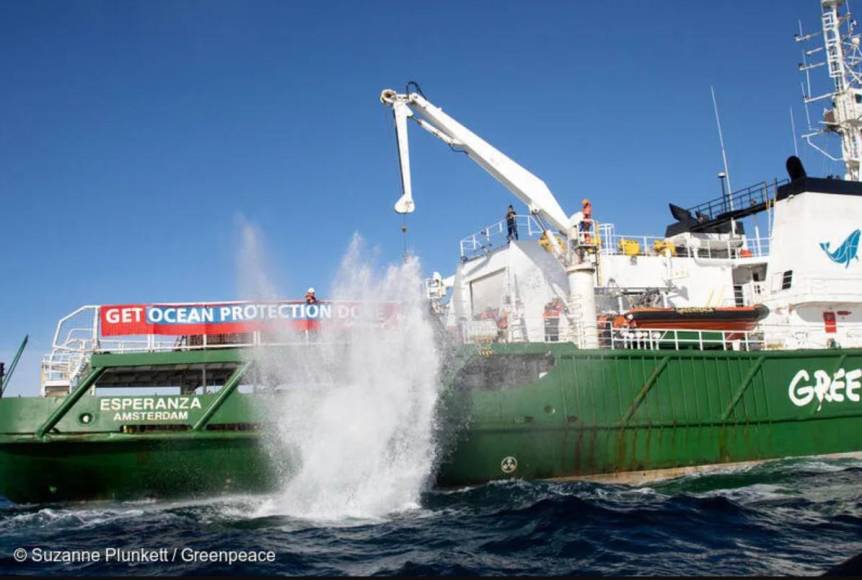 La razón por la que Greenpeace lanza enormes piedras al mar