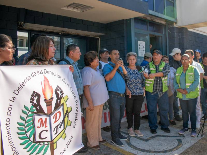 Sindicalistas del ministerio de educación y salud dan conferenciade prensa denunciado despidos injustificacdos luego de haber participado en marcha blanca el 19 de octubre.